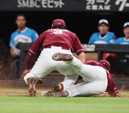 　７回、上川畑の送りバントの打球を追い、交錯する浅村（左）と藤井（撮影・中島達哉）