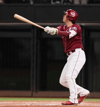 　８回、右越えに同点ソロを放つ浅村（撮影・中島達哉）