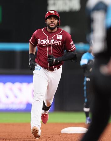 　８回、勝ち越しソロを放ち、ダイヤモンドを回るフランコ（撮影・中島達哉）