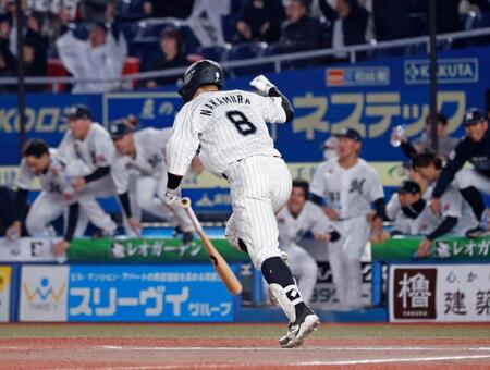 　１０回、中村奨が中前にサヨナラ打を放つ