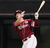 　５回、同点左犠飛を放つ浅村（撮影・中島達哉）