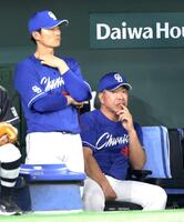 　６回、巨人に追加点を許し、ベンチで悔しそうな表情を浮かべる井上監督（右）＝撮影・西岡正