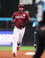 　８回、勝ち越しソロを放ち、ダイヤモンドを回るフランコ（撮影・中島達哉）