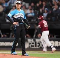 　８回、フランコ（右）に勝ち越しソロを浴びた杉浦（撮影・中島達哉）