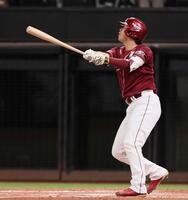 　８回、右越えに同点ソロを放つ浅村（撮影・中島達哉）