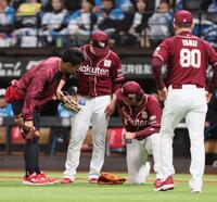 　７回、上川畑の送りバントの打球を追い、交錯した藤井（中央）と浅村（右から２人目）＝撮影・中島達哉