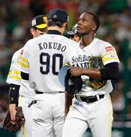 　７回途中、小久保監督（９０）から交代を告げられ、降板するモイネロ