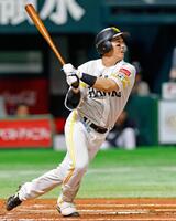 　６回、栗原が右中間に本塁打を放つ