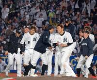　１０回、西武にサヨナラ勝ちし喜ぶ中村奨（左から３人目）らロッテナイン