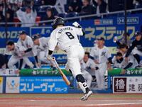 　１０回、中村奨が中前にサヨナラ打を放つ