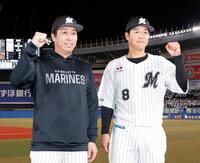 　西武にサヨナラ勝ちし、ポーズをとる益田（左）と中村奨