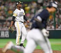 　１回、広岡（手前）に先頭打者本塁打を浴びたモイネロ