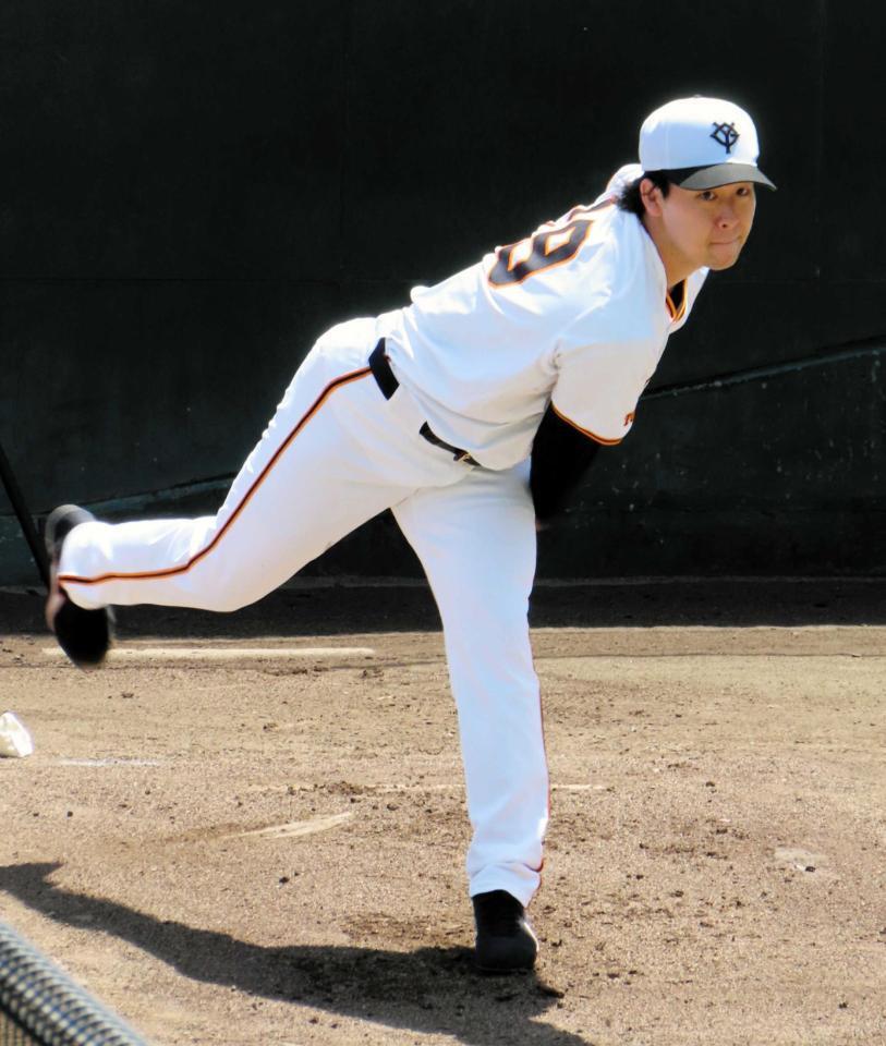 　ブルペンで力のこもった投球を見せる山崎