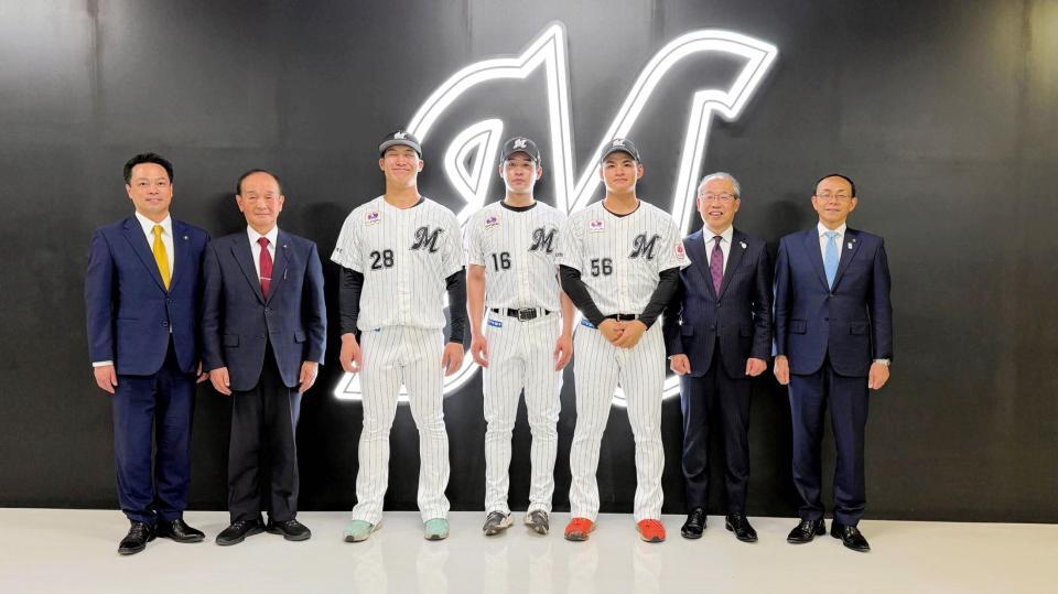 　ロッテが４市とオフィシャルスポンサー契約。各市の代表者と種市（中央）、菊地（中央左）、中森（中央右）