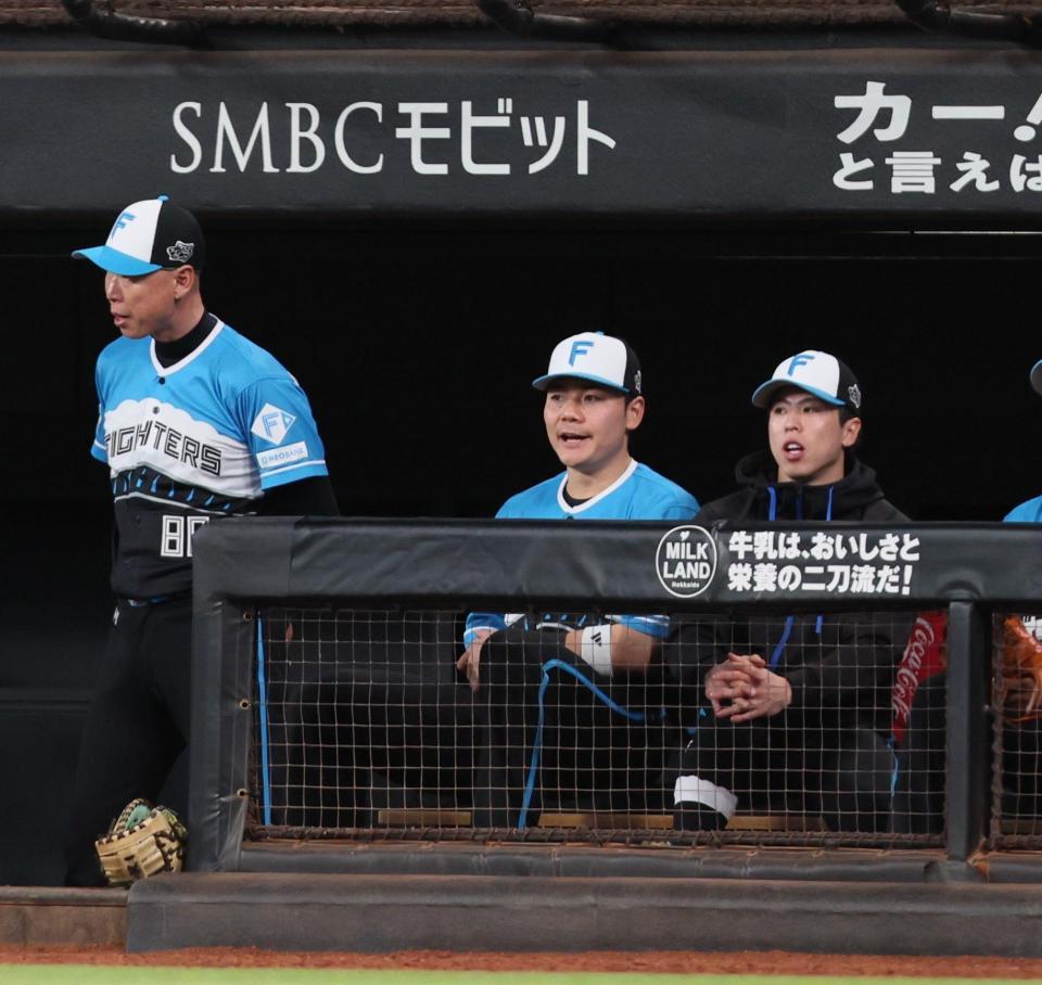 　１回、ベンチから声を出す清宮幸（中央）＝撮影・中島達哉