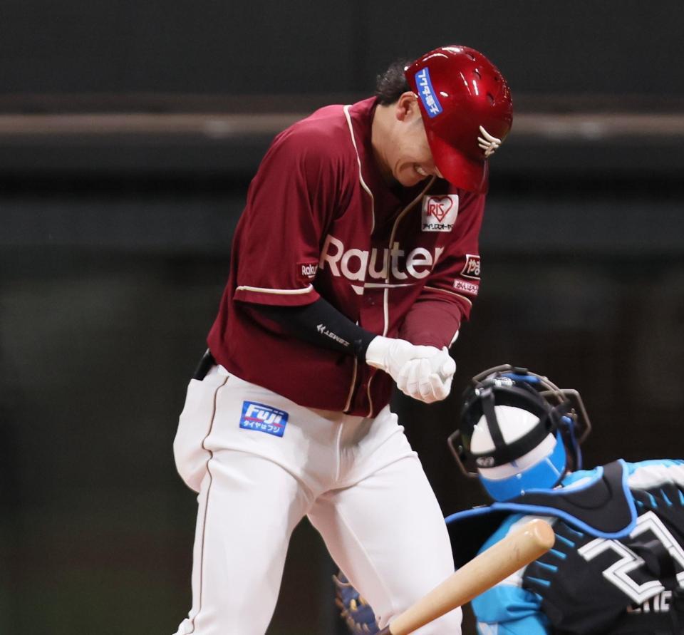 　２回、死球を受ける伊藤（撮影・中島達哉）