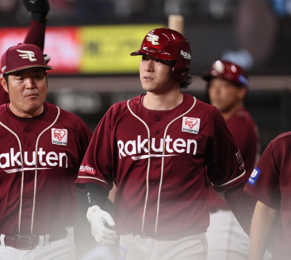 　２回、死球を受け、ベンチに下がる伊藤（中央）＝撮影・中島達哉