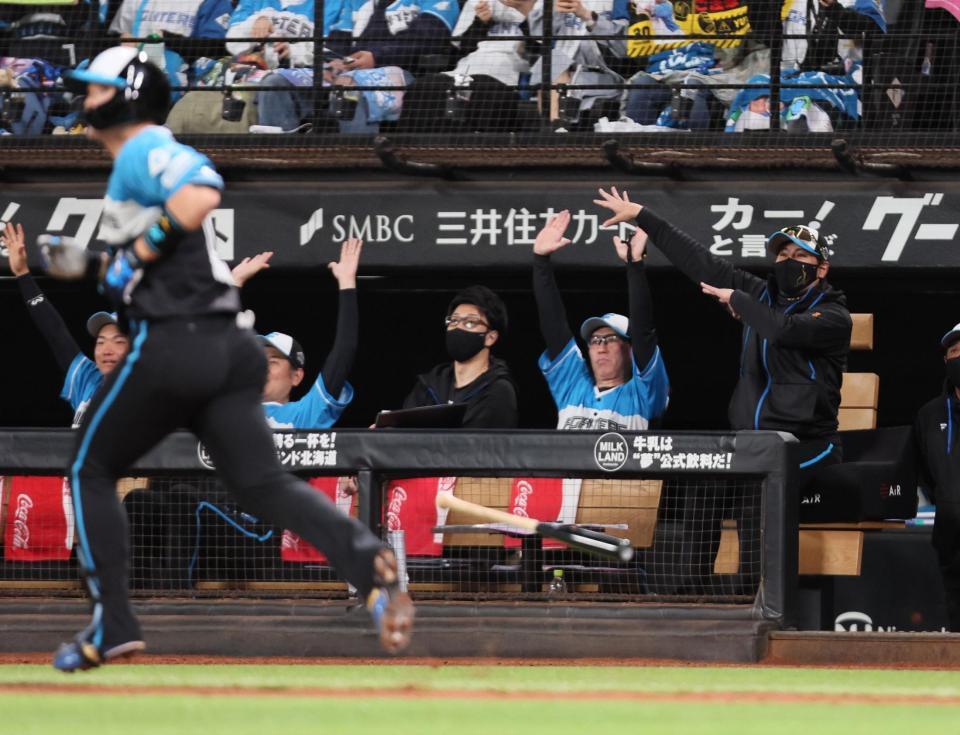 　２回、左越えに先制ソロを放った郡司（左）の打球を見ながらジェスチャーする新庄監督（右端）＝撮影・中島達哉