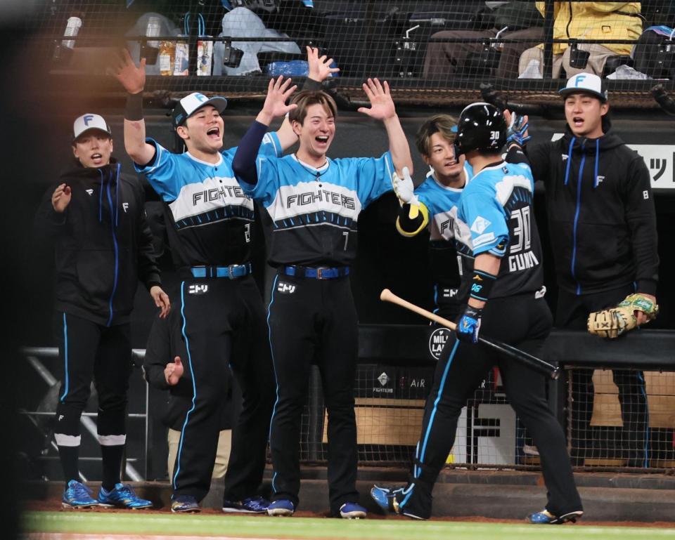 　２回、先制ソロを放った郡司（右から２人目）を迎える清宮幸（左）ら日本ハムナイン（撮影・中島達哉）