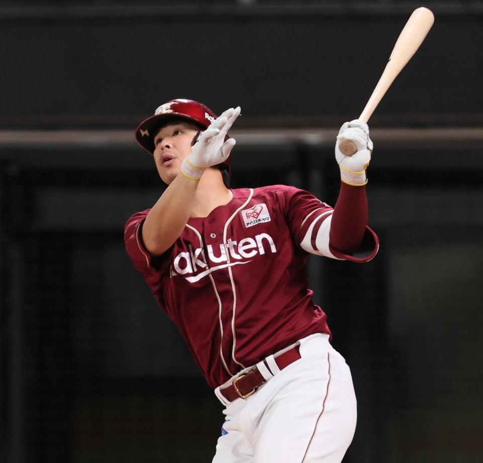 　５回、同点左犠飛を放つ浅村（撮影・中島達哉）