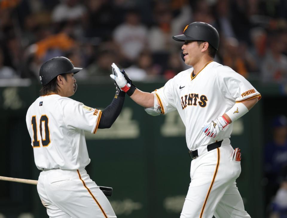 　３回、ソロを放ち、甲斐（左）とタッチを交わす大城卓（撮影・西岡正）