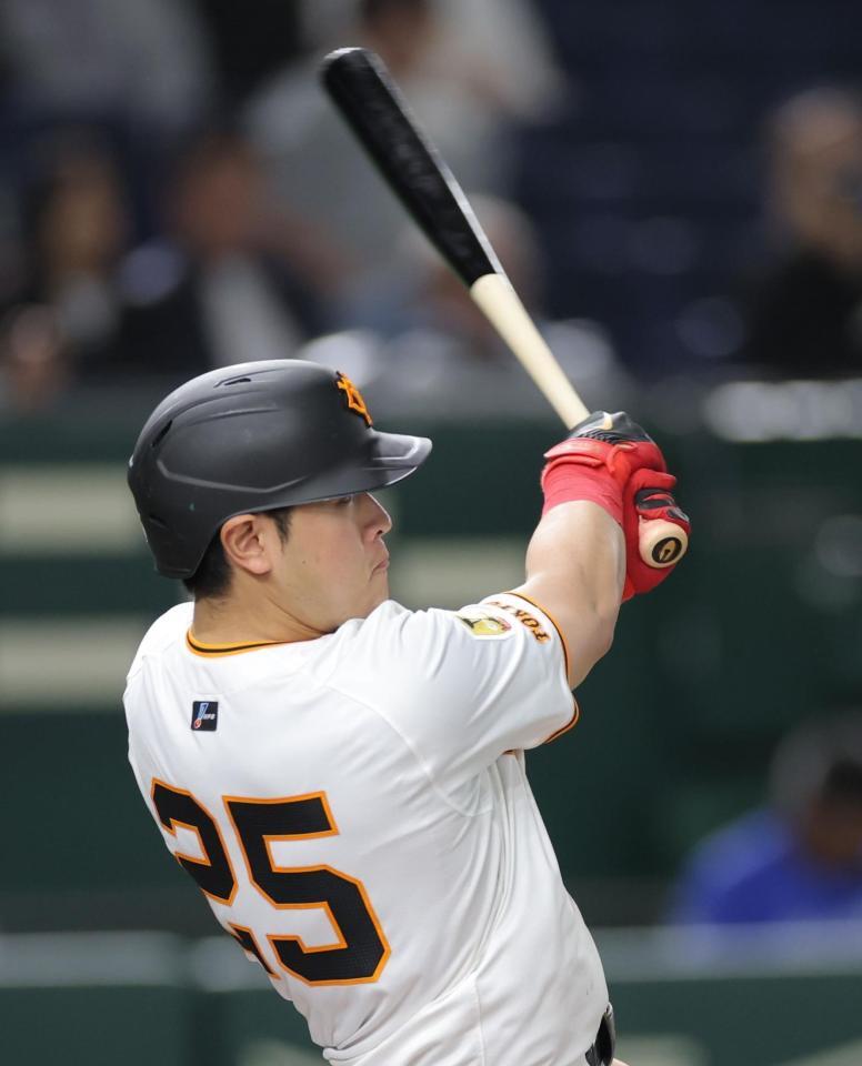 　３回、左越えに２ランを放つ岡本（撮影・西岡正）