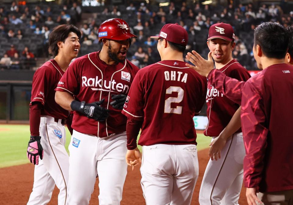 　８回、勝ち越しソロを放ち、迎えられるフランコ（左から２人目）＝撮影・中島達哉