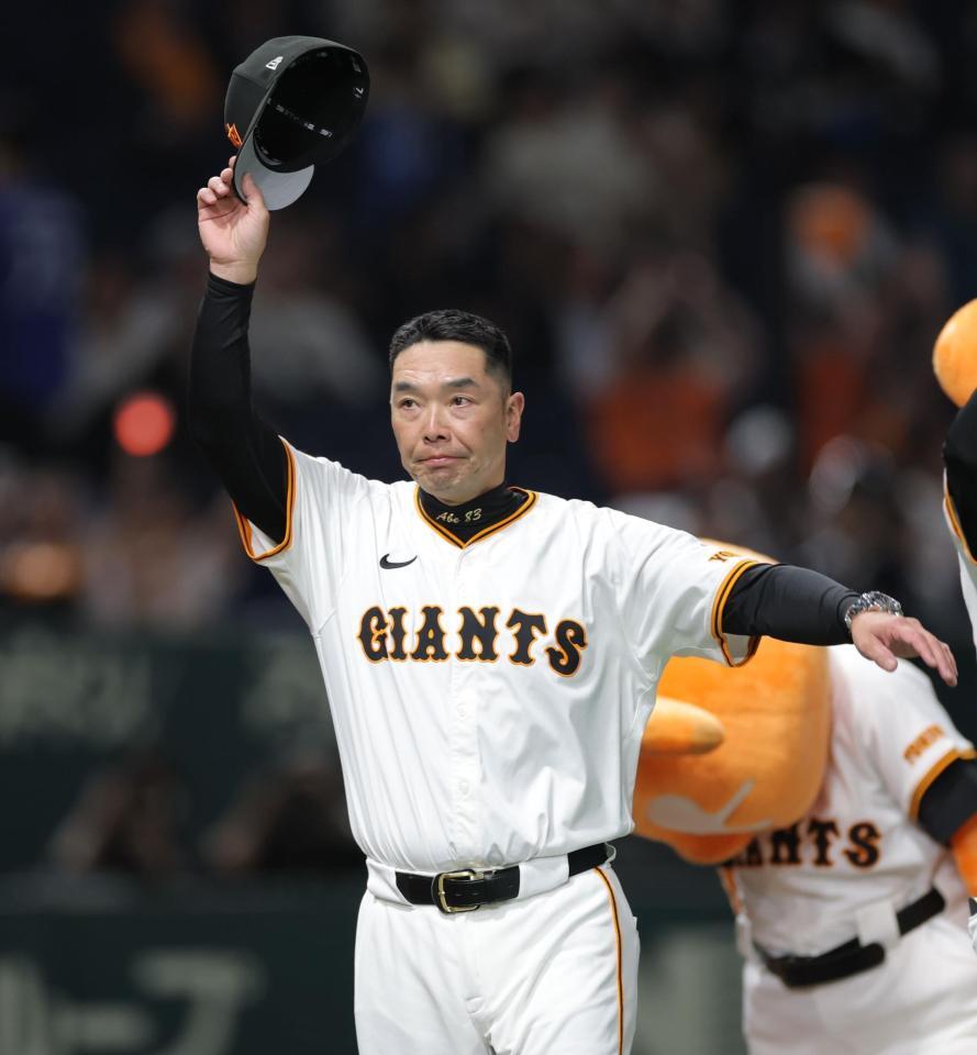 　中日に勝利し、スタンドに帽子を振る阿部監督（撮影・西岡正）