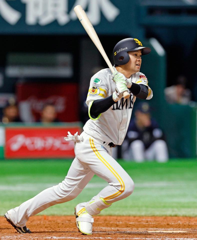 　９回、川瀬が右前に同点となる２点打を放つ