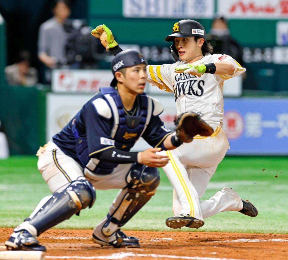 　９回、川瀬の右前打で二走・周東が同点の生還