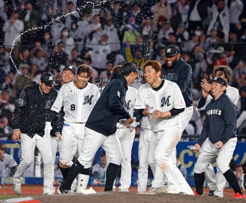 　１０回、西武にサヨナラ勝ちし喜ぶ中村奨（左から３人目）らロッテナイン