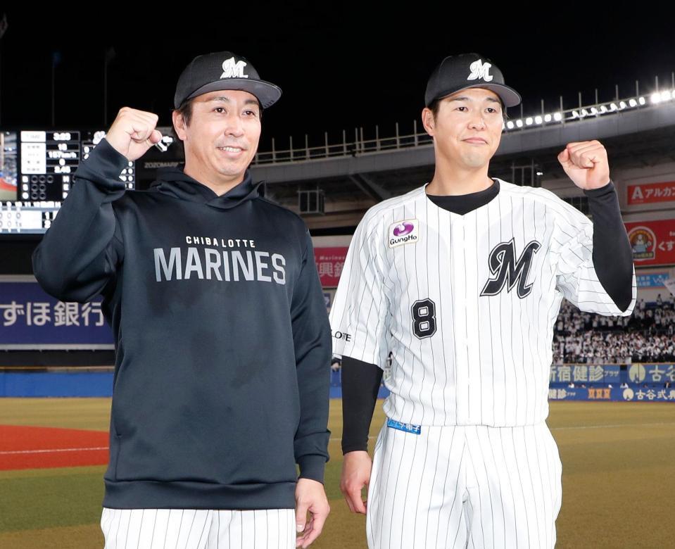 　西武にサヨナラ勝ちし、ポーズをとる益田（左）と中村奨