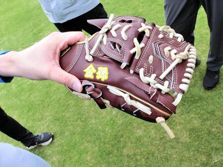 　古林睿煬のグラブに刺しゅうされた金孫の文字