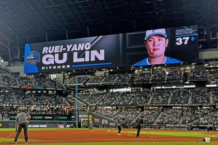 　スタメン発表で表示された先発の古林（撮影・中島達哉）