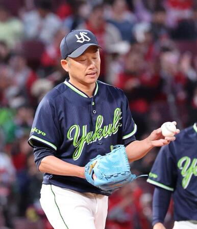 　２回、交代を告げられうつむく石川（撮影・市尻達拡）