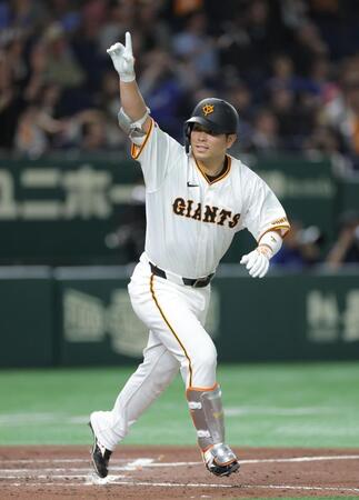 　８回、先制２ランを放ちベンチを指さす大城卓（撮影・西岡正）