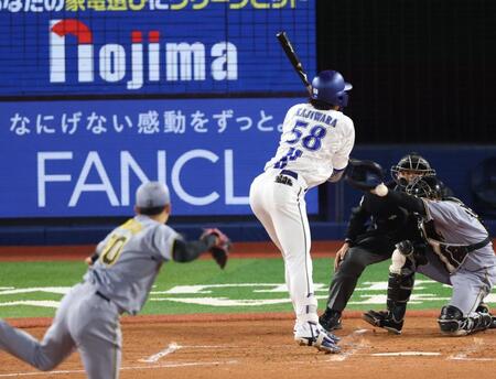 　３回、死球を受ける梶原（撮影・金田祐二）