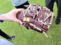 　古林睿煬のグラブに刺しゅうされた金孫の文字