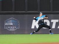 　試合前、キャッチボールをする古林（撮影・中島達哉）