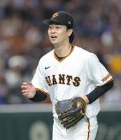 　４回、ピンチをしのぎ笑顔でベンチへ戻る山崎（撮影・西岡正）