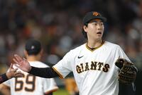 　５回を無失点で終え、ナインとタッチを交わす山崎（撮影・西岡正）