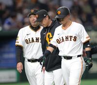 　８回、死球を受けた吉川の元へかけつける阿部監督（左端）＝撮影・西岡正