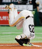 　６回、死球を受け転倒する周東