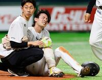 　６回、死球を受け顔をしかめる周東