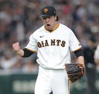 　八回を無失点に抑え、ガッツポーズで雄たけびを上げる大勢（撮影・西岡正）