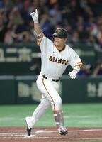 　８回、先制２ランを放ちベンチを指さす大城卓（撮影・西岡正）