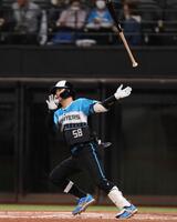 　６回、左越えにソロを放つ奈良間（撮影・中島達哉）