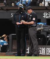 　８回、選手交代を告げる新庄監督（左）＝撮影・中島達哉