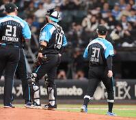 　６回途中で降板する古林（右）＝撮影・中島達哉