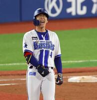 　５回、代打で右飛に倒れ悔しがる度会（撮影・金田祐二）